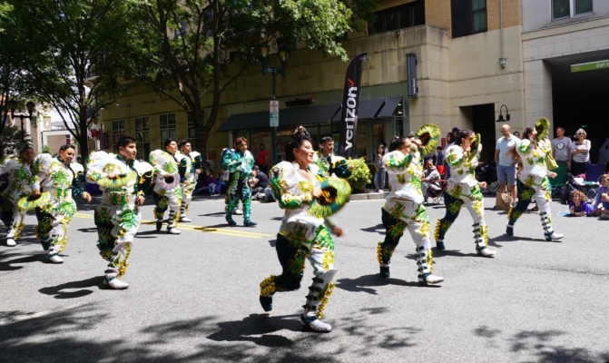 5月26日，美国大华府地区马里兰州罗克韦尔市和弗吉尼亚州的瀑布教堂市举行了阵亡将士纪念日游行。华府部分法轮功学员应邀参加，受到当地民众的喜爱。（张予/大纪元）