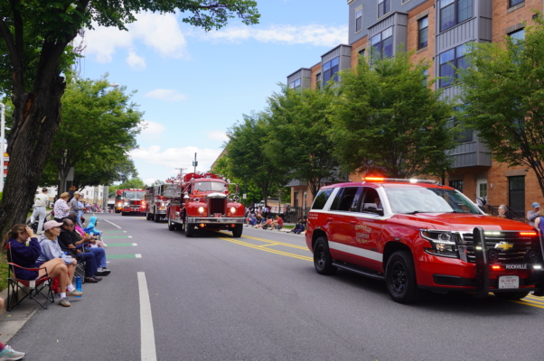 5月26日，美国大华府地区马里兰州罗克韦尔市和弗吉尼亚州的瀑布教堂市举行了阵亡将士纪念日游行。华府部分法轮功学员应邀参加，受到当地民众的喜爱。（张予/大纪元）