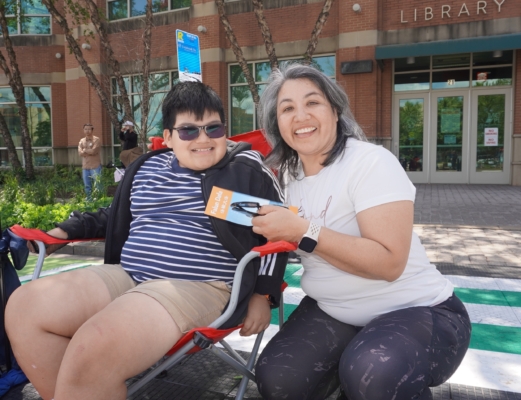 弗吉尼亚州的教师Sidsel Diaz（右）（张予/大纪元）