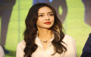 杨颖近况曝光 返港找工作疑被经纪人当街训话
