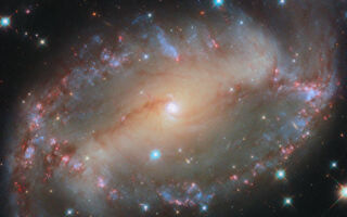 哈勃望远镜拍到螺旋星系NGC 2566 状似宇宙之眼