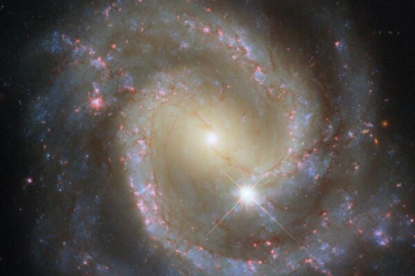 螺旋星系NGC 3507像风车 外观与伴星系不同