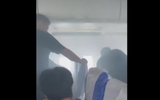 乘客电池充电宝冒烟 南航客机紧急迫降