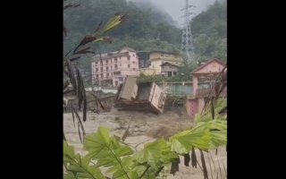 云南暴雨引发洪涝 贡山四层楼民宅整栋坠江