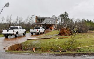 组图：美国多州遭三十多场龙卷风袭击