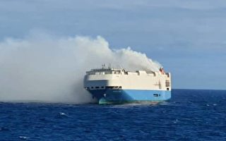 巨轮在大西洋起火 载有数千辆保时捷等豪华车