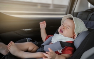 大热天将2岁娃独留车内 美华人妈妈被捕