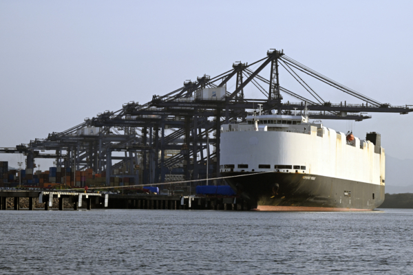 货船从烟台出发在海上起火 3000辆汽车遭弃