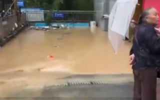 湖南龙山一小区车库被淹 四名业主失联