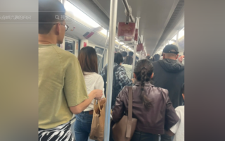 上海地铁车厢突然冒烟 乘客惊慌狂逃