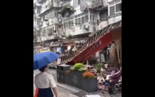 上海一知名老街店铺招牌连片坍塌