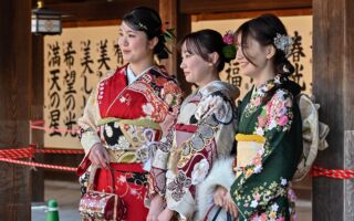 组图:庆成人节 日本女孩穿和服祈福许心愿