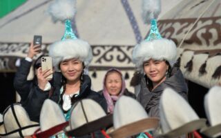 组图:吉尔吉斯斯坦独具特色的“白毡帽节”