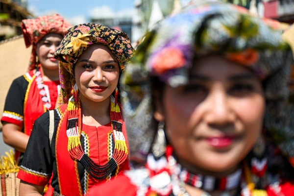 组图:庆达雅丰收节 大马砂拉越原住民大游行