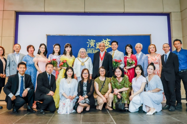 《新演员梦》英两城首映 主创亲临 观众感动