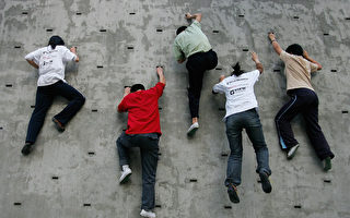 经济坠崖失业率高 中国兴起“全职乖孙”