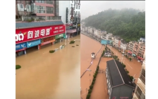 强暴雨引发大洪水 贵州榕江球场积水深2米