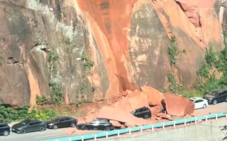 贵州景区附近山体“五一”塌方 多车被砸