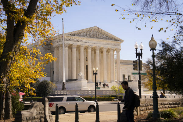 最高法院允许川普部分执行出生公民权命令