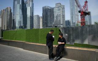 大陆建筑人员晒最低工资 折射政府财政危机