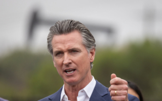 纽森签署加州预算案 以解决120亿美元赤字