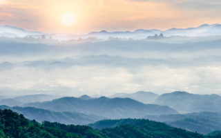 官吏下笔定案 常有鬼神在身旁