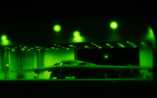 B-2飞行员完成“午夜之锤”空袭任务的幕后