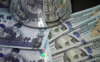 新台币强升 出口商、寿险遇挑战