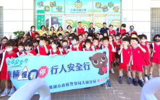 “好像游乐场” 大园警结合虚拟实境宣导交通安全  学童惊呼