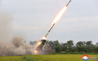 乌军无人机袭击 摧毁朝鲜援俄多管火箭发射车