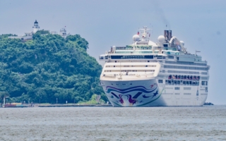 领航星号首度挂靠高雄港 开启高雄航季