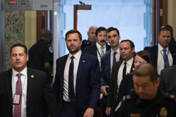 参院通宵表决大而美法案 万斯抵国会大厦