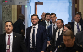 参院通宵表决大而美法案 万斯抵国会大厦