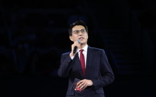 饰习仲勋夺白玉兰视帝 靳东惹网友不满和吐槽