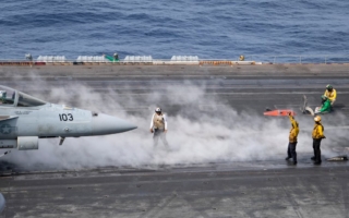 尼米兹号航母在中共眼皮下举行“实战”演习