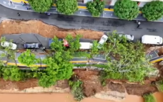 云南文山临江路段塌方 多车坠落13住户转移