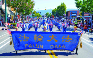 参加全美最长独立日游行 湾区法轮功广受欢迎