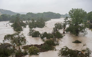 德州中西部山洪暴发 酿24死逾20孩子失踪