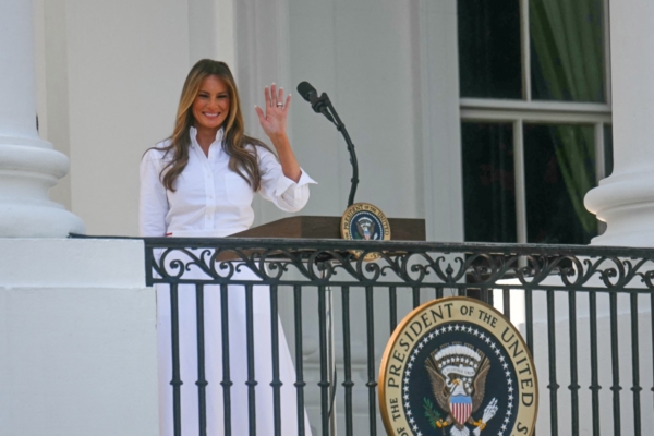 组图：梅拉尼娅简约着装 出席独立日活动