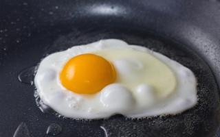 煎蛋不必翻面 专家分享不用油或黄油的妙招