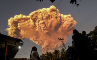 印尼勒沃托比火山大喷发 灰云窜至上万米