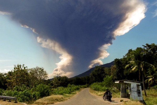 印尼勒沃托比火山再喷发 灰云窜至1.8万米