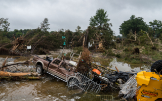 组图：德州洪水至少80死 州长宣布祈祷日
