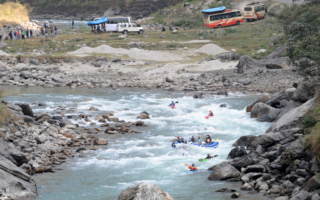 洪水冲毁中尼边境大桥 至少8死几十人失踪