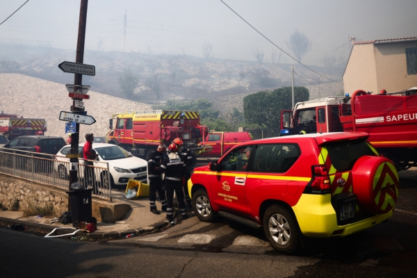 法国南部爆发森林大火 马赛机场关闭列车停驶