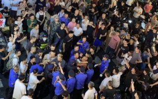 深圳城管对小贩暴力执法 引发大规模抗议