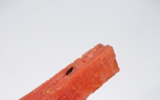 西瓜一刀切省力又不沾手 还能变成冰棒