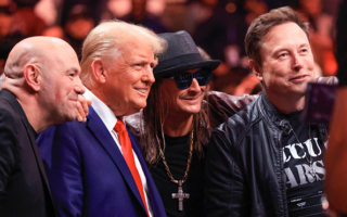 忙里偷闲 川普和马斯克观看终极格斗冠军赛