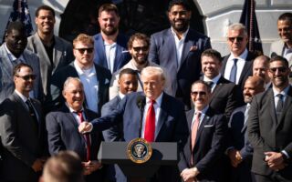 组图:川普在白宫迎接超级碗冠军老鹰队