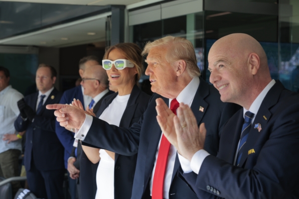 组图:川普携家人观世俱杯决赛 任颁奖大使